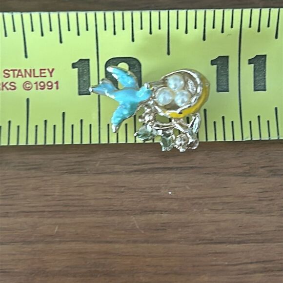 Vintage Bluebird and Nest Brooch – Gold-Tone with Faux Pearls - Picture 4 of 4